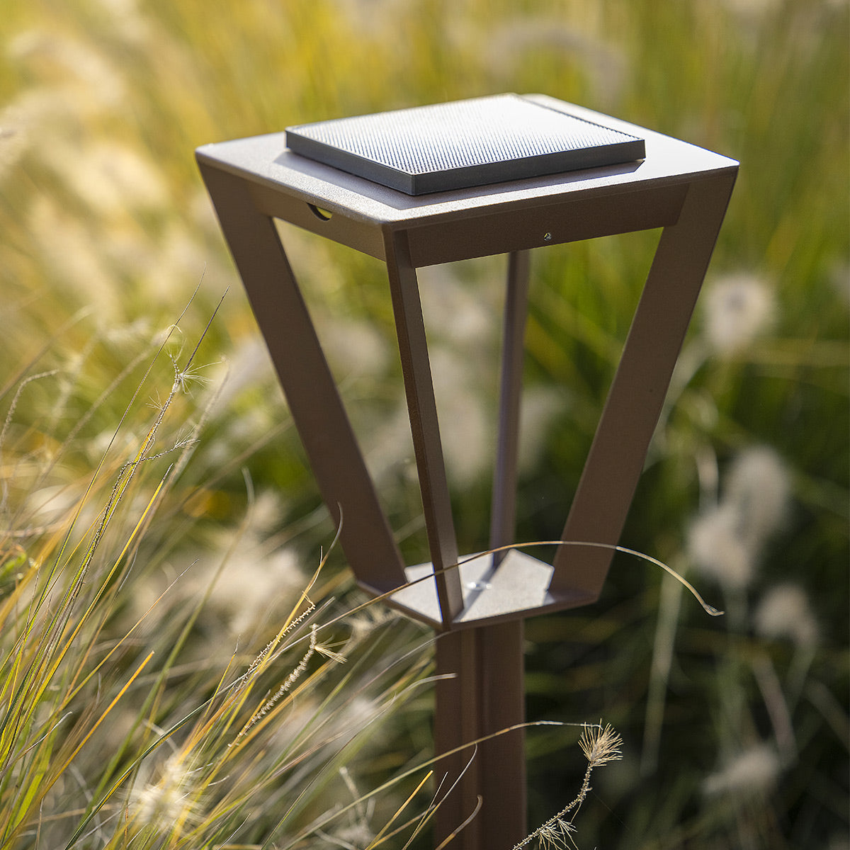 Borne solaire METRO Les Jardins 90 cm en aluminium finition Corten pour éclairage d'allées, terrasses et jardins.