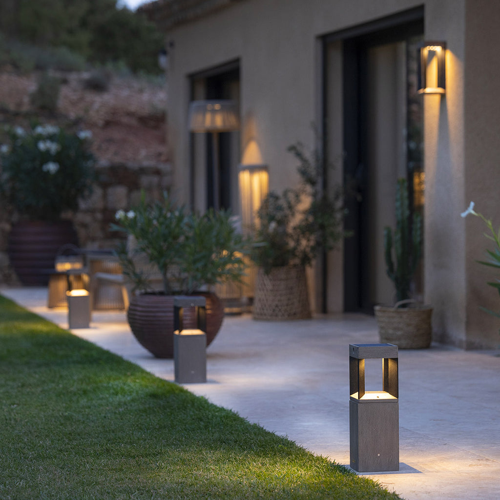 Borne solaire TECKALU Les Jardins 45 cm en aluminium noir et teck Duratek® pour éclairage d'allée, terrasse et jardin.