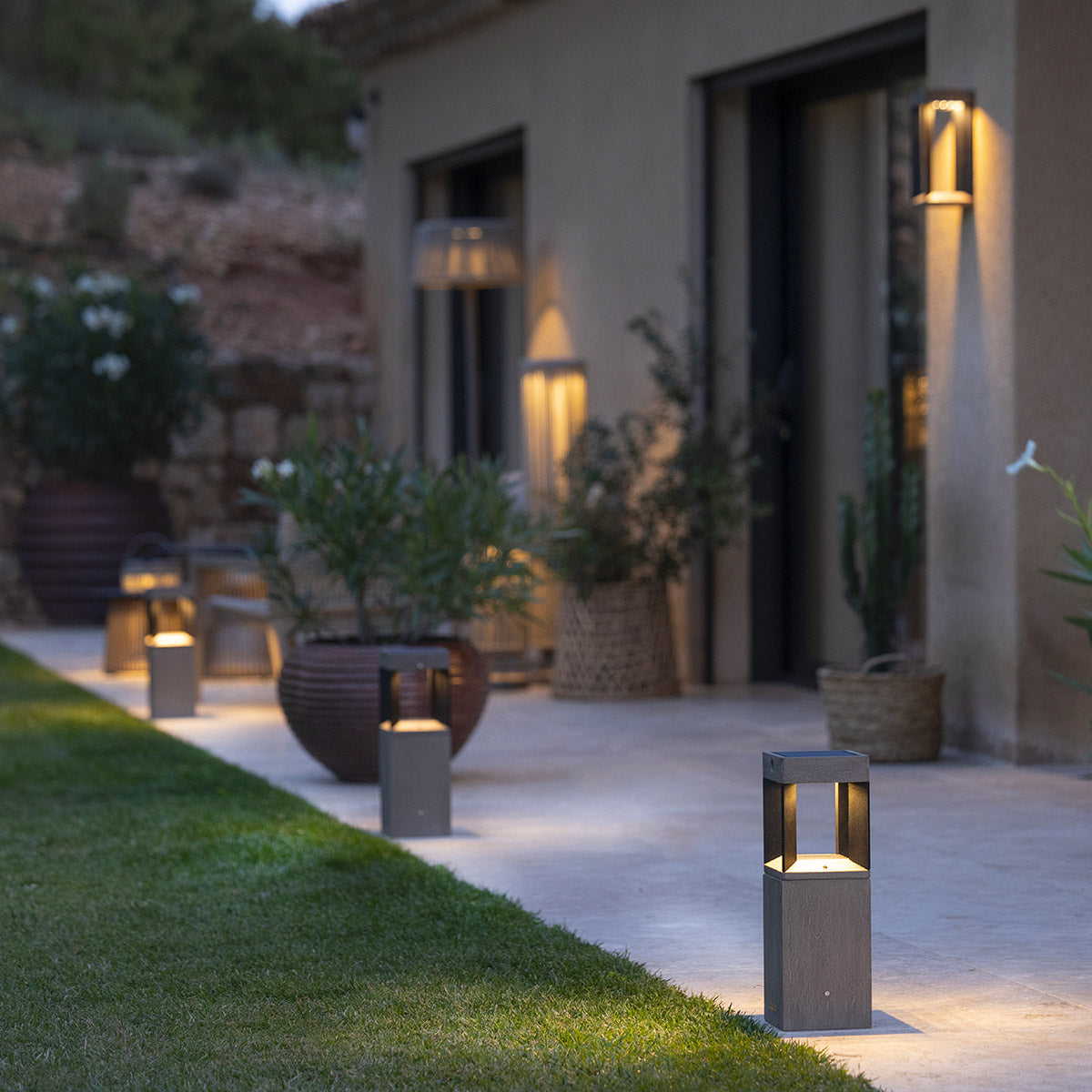 Borne solaire TECKALU Les Jardins 45 cm en aluminium noir et teck Duratek® pour éclairage d'allée, terrasse et jardin.