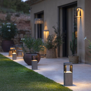 Borne solaire TECKALU Les Jardins 45 cm en aluminium noir et teck Duratek® pour éclairage d'allée, terrasse et jardin.