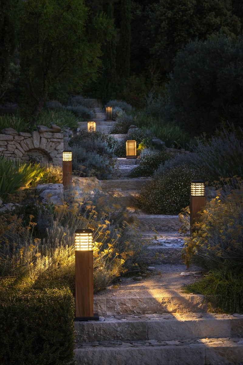 Borne solaire TEKURA Les Jardins en teck finition Duratek® et HPL ardoise pour éclairage d'allées, terrasses et jardins.