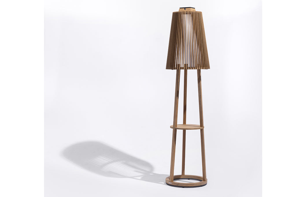 Lampadaire solaire Les Jardins en teck finition Duratek® 500 lumens pour terrasse, jardin et allée.
