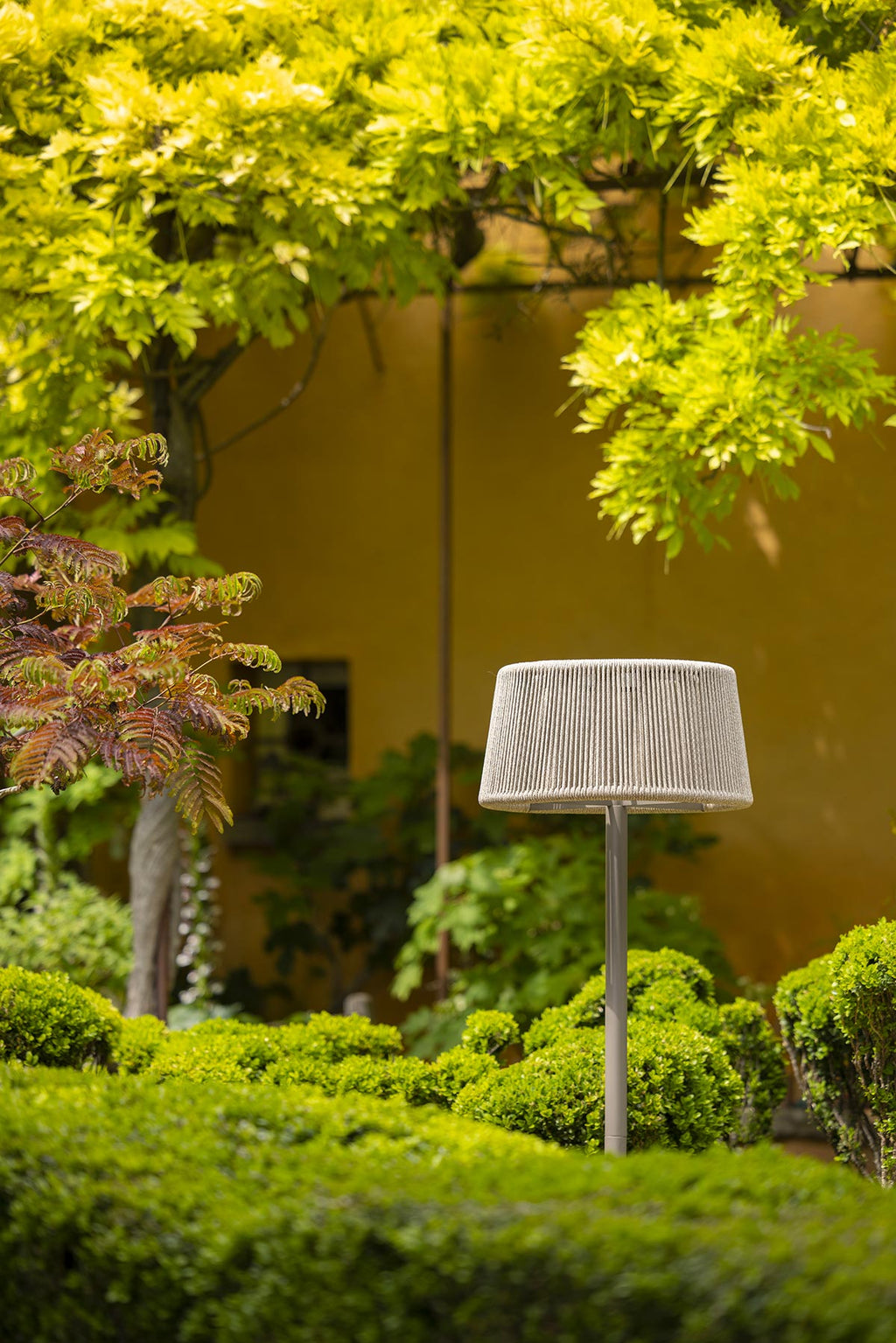 Lampadaire solaire ROP&STRIP Les Jardins réglable en aluminium muscade, corde beige et teck Duratek® pour terrasse et jardin.