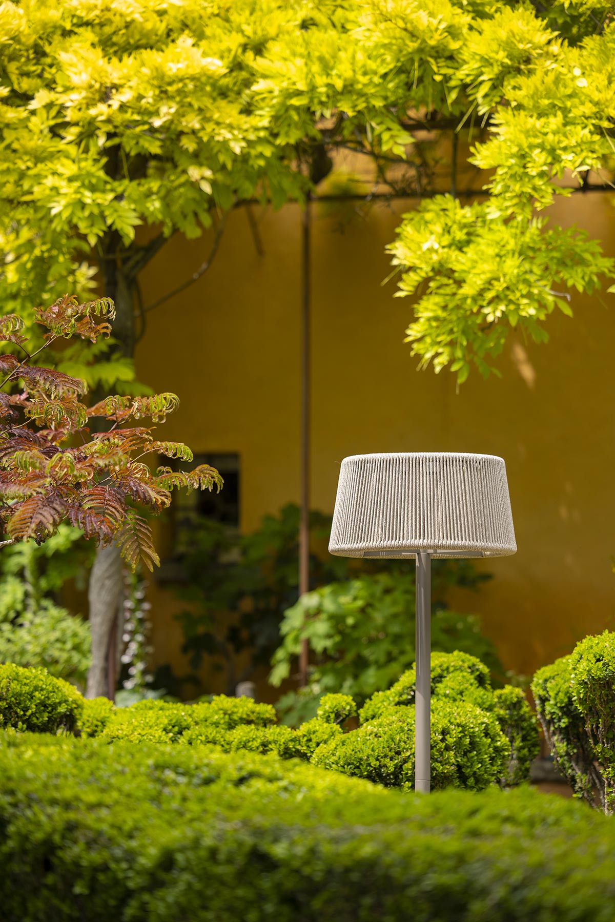 Lampadaire solaire ROP&STRIP Les Jardins réglable en aluminium muscade, corde beige et teck Duratek® pour terrasse et jardin.