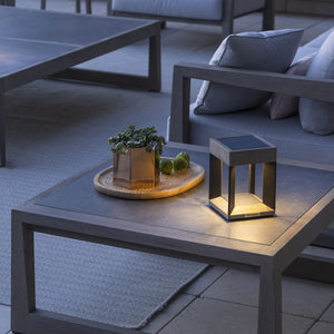 Lampe de table solaire TECKALU Les Jardins en teck et aluminium noir