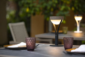 Lampe de table solaire Les Jardins en teck Duratek®, aluminium noir et acrylique pour terrasse, jardin et balcon.