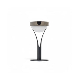 Lampe de table solaire Les Jardins en teck Duratek®, aluminium noir et acrylique pour terrasse, jardin et balcon.