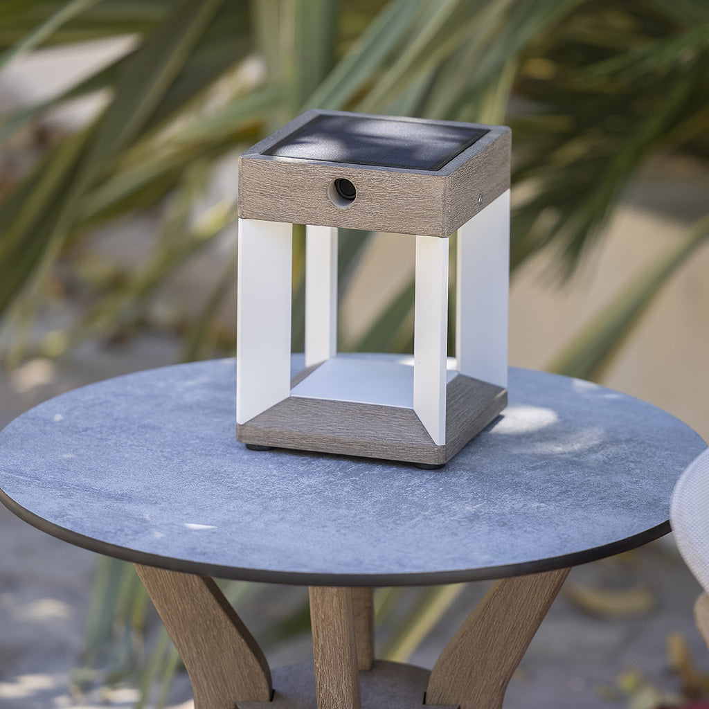 Lampe de table solaire TECKALU blanche Les Jardins en teck et aluminium