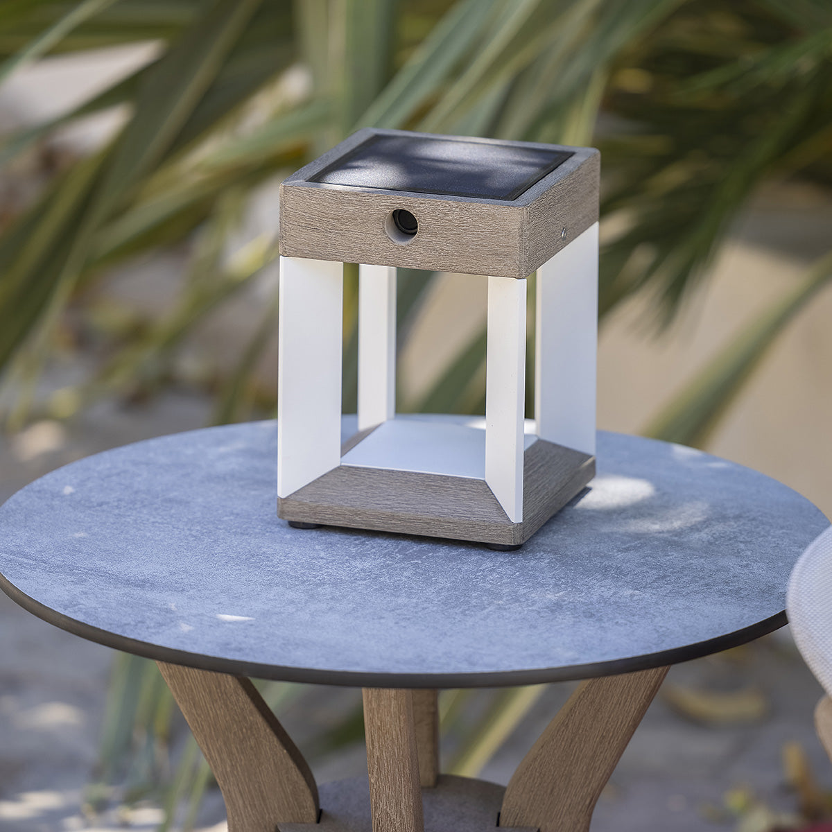 Lampe de table solaire TECKALU blanche Les Jardins en teck et aluminium