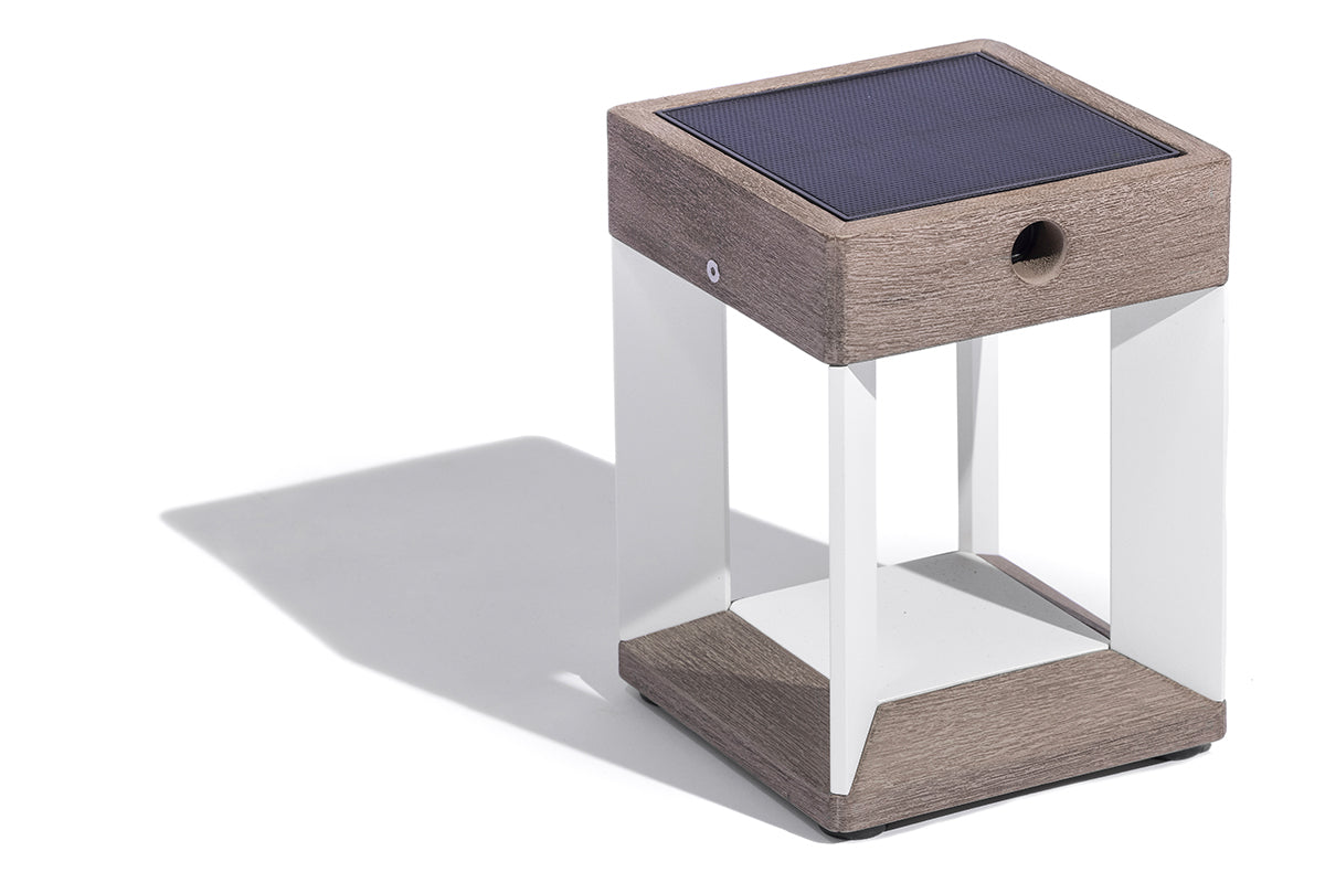 Lampe de table solaire TECKALU blanche Les Jardins en teck et aluminium