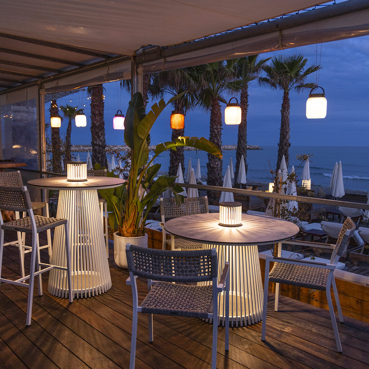 Lampion solaire suspendu LOLIE Ambre Les Jardins en aluminium noir et PETG ambre pour terrasse, pergola et jardin.