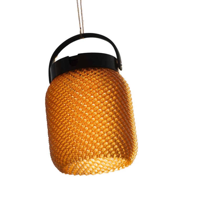Lampion solaire suspendu LOLIE Ambre Les Jardins en aluminium noir et PETG ambre pour terrasse, pergola et jardin.