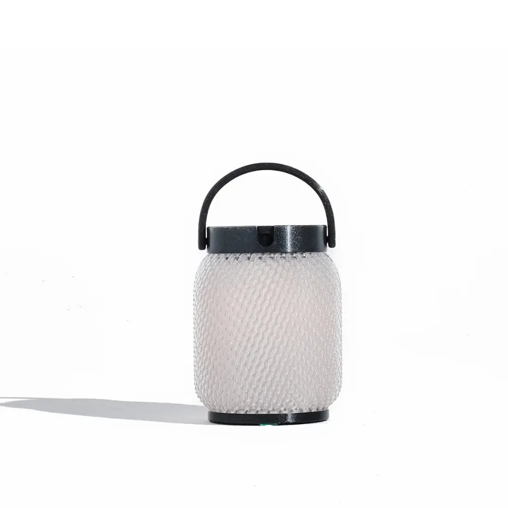 Lampion solaire suspendu LOLIE Blanc Les Jardins en aluminium noir et PETG blanc pour terrasse, pergola et jardin.