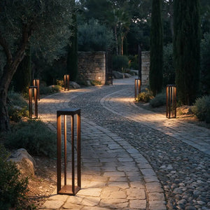 Borne solaire BLADE allumée de nuit dans un jardin, Les Jardins