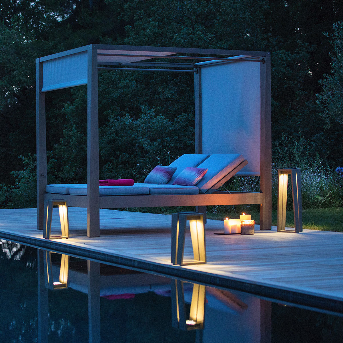 Luminaires solaires design Les Jardins autour d’une piscine