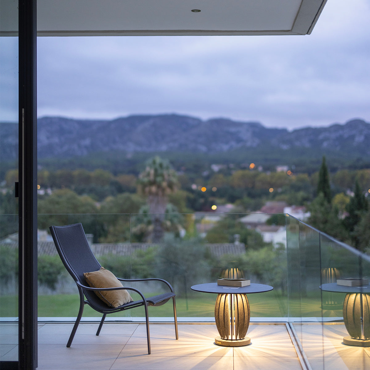 Table basse solaire PASTEK Les Jardins sur une terrasse avec vue