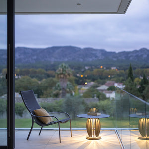Table basse solaire PASTEK Les Jardins sur une terrasse avec vue
